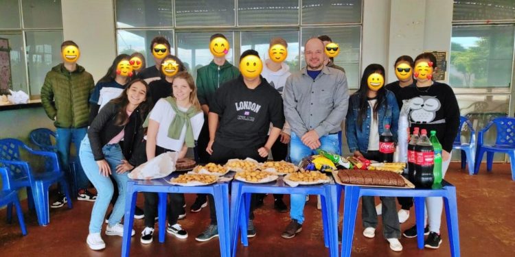 Acadêmicos de Psicologia realizam atividades com alunos do Colégio Estadual Costa e Silva