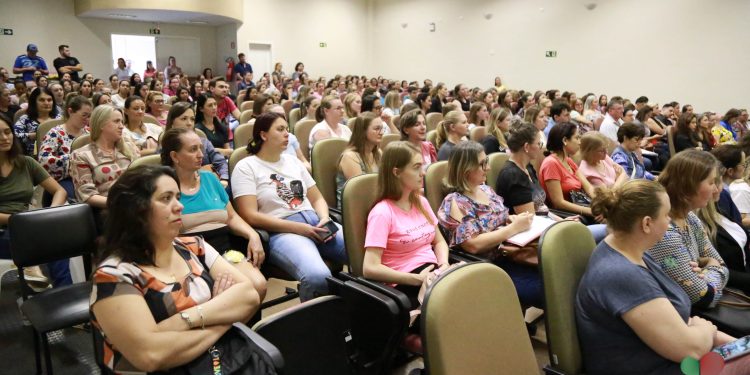 Escritor e Editor Pablo Morenno aborda a Importância da Literatura no ato de ensinar para profissionais da educação em Missal