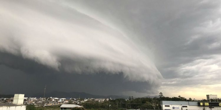 Novo ciclone se aproxima da região Sul e pode atingir o Paraná