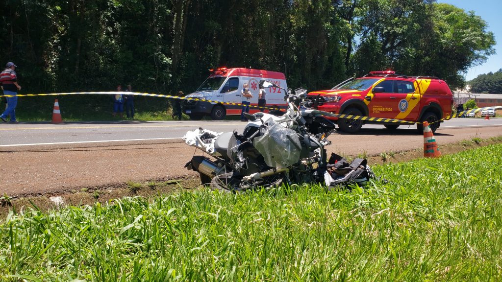 Batida frontal entre carros é registrada na BR-277 em Cascavel