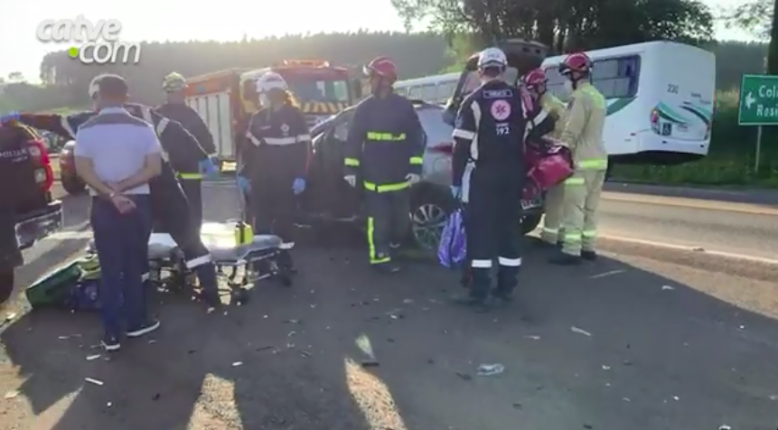 Duas pessoas ficam feridas em batida na marginal da BR 277