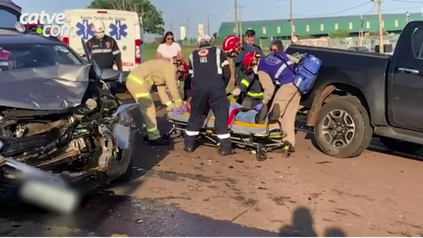 Duas pessoas ficam feridas em batida na marginal da BR 277