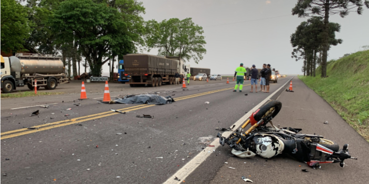 Motociclista morre aps coliso com carreta na BR 277