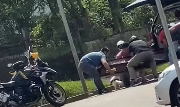 Caixo cai de carro fnebre e bloqueia trnsito