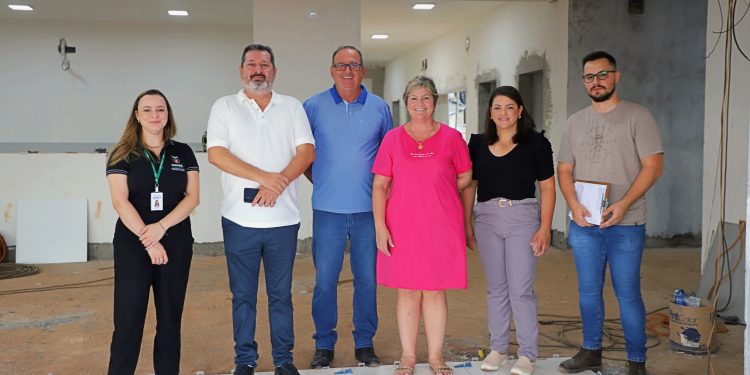 Diretor da 9 Regional de Sade visita obras do novo Centro de Sade Geni Basso em Itaipulndia