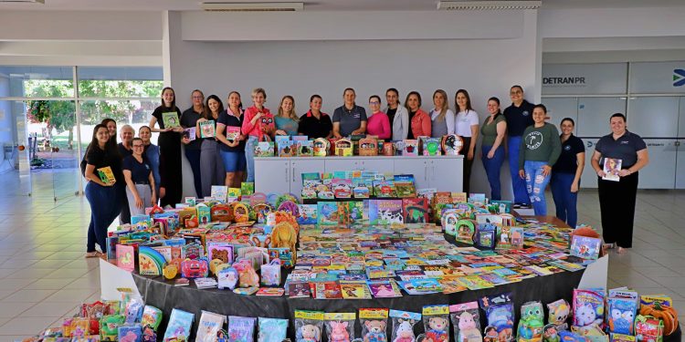 Secretaria de Educao de Itaipulndia entrega em torno de 3.600 kits biblioteca aos CMEIs e escolas municipais