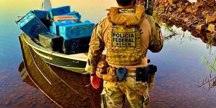 Polcia Federal apreende embarcao com 55 caixas de cigarros contrabandeados em Itaipulndia