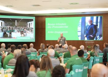 Sicredi Vanguarda PR/SP/RJ realiza reunião de lideranças e promove homenagem inédita a associados eméritos