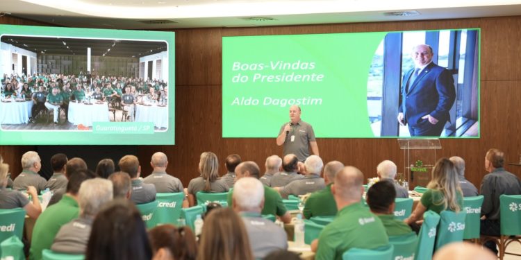 Sicredi Vanguarda PR/SP/RJ realiza reunião de lideranças e promove homenagem inédita a associados eméritos