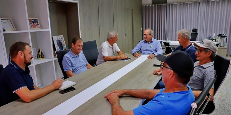 Administração de Itaipulândia discute destinação de imóvel abandonado com Associação 19 de Julho