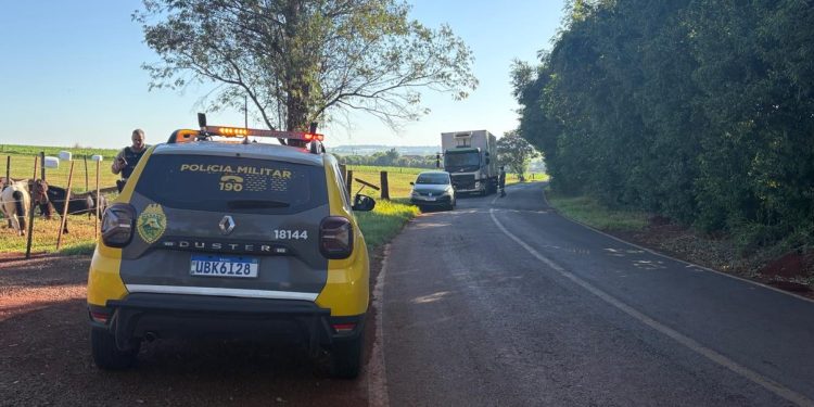 Acidente em Itaipulândia, deixa condutor de motocicleta com suspeita de fratura após colidir com caminhão