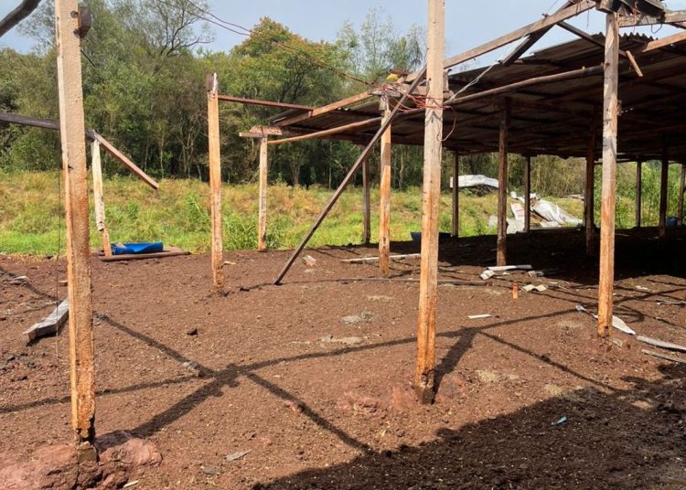 Rajada de vento arranca telhado de galpão e causa prejuízo de cerca de R$ 100 mil em Missal