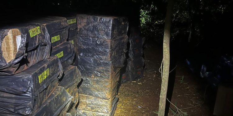 Polícias Federal e Militar apreendem cigarros contrabandeados após fuga em Itaipulândia