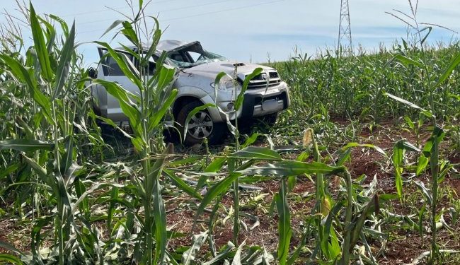 Capotamento impressionante destrói caminhonete na PR-488 em Santa Helena, e vítimas escapam com ferimentos leves