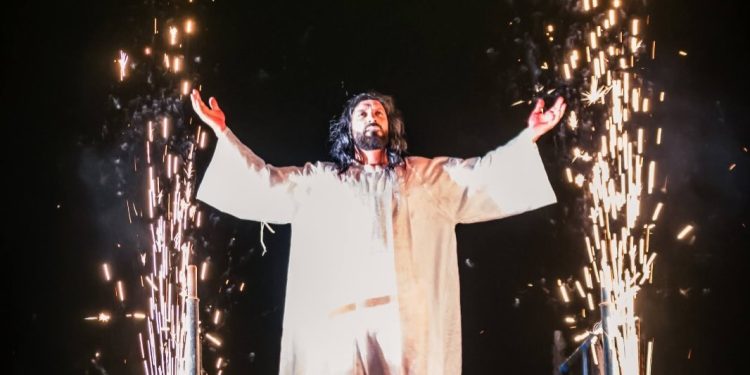 Milhares de pessoas se emocionam com o espetáculo “Paixão de Cristo” em Itaipulândia